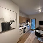 Golden Ridge Apartment *