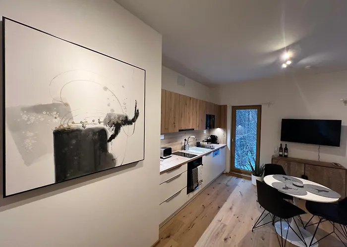 Golden Ridge Apartment *